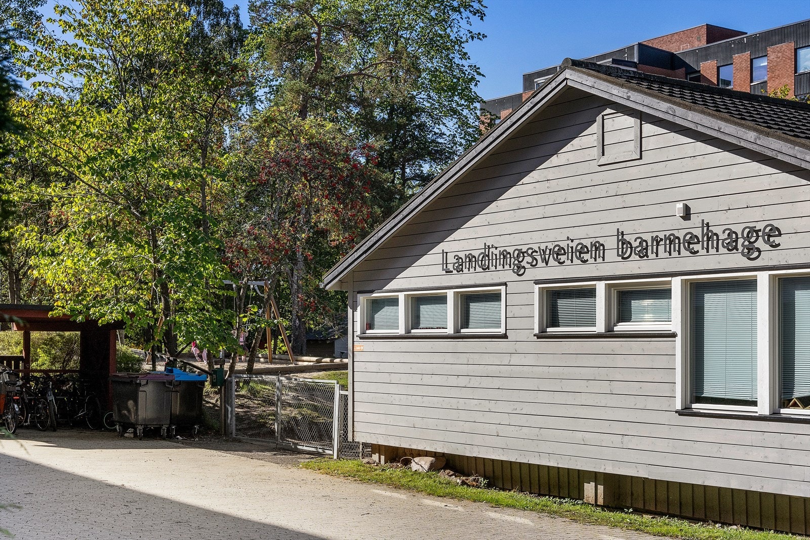 I tillegg finnes det flere barnehager i området, blant annet Hov barnehage og Landingsveien Barnehage. Galleribilde