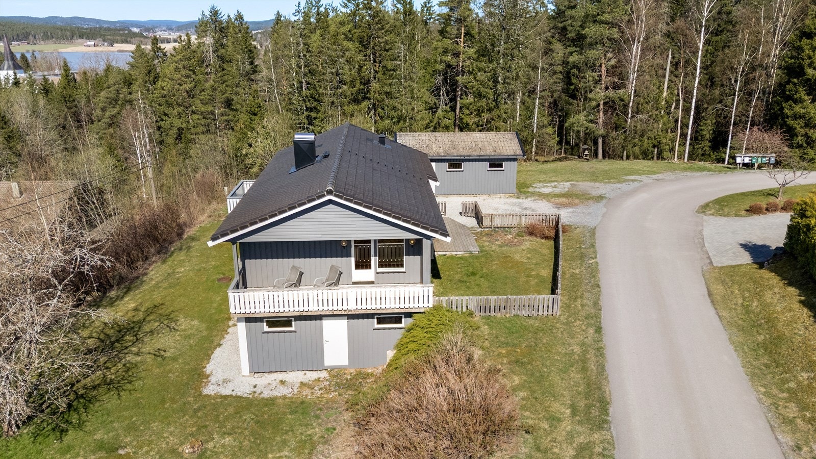 Sommerdagene tilbringes også på to delvis overbygde verandaer med adkomst fra henholdsvis stuen og hovedsoverommet. Galleribilde