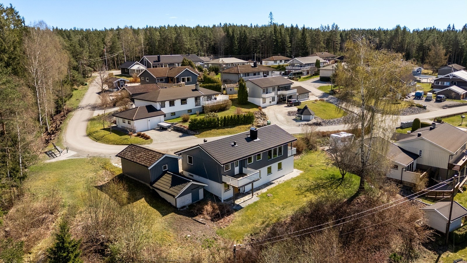 Eiendommen ligger i et veletablert boligområde sentralt på Hemnes. Beliggenheten egner seg godt for familier, i trygge, rolige og solrike omgivelser med gangavstand til barnehage, fritidsaktiviteter og Bråte skole for al le trinn. Galleribilde