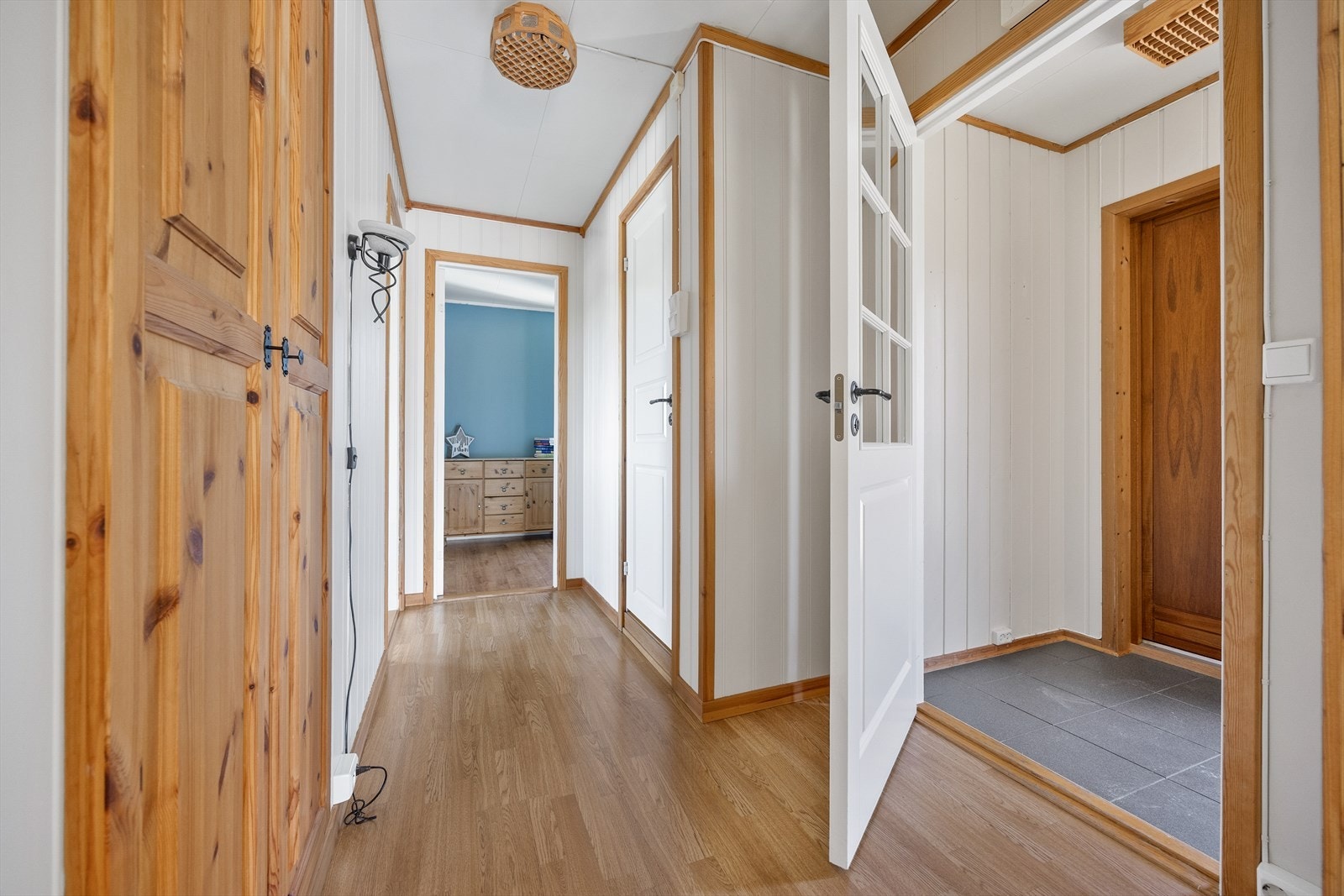 Fra vindfanget er det glassdør inn til gangen som har et stort, innebygd garderobeskap. Galleribilde