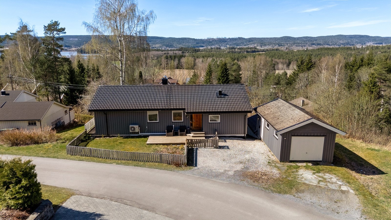 På inngangssiden har boligen en gruslagt gårdsplass med plass til parkering. Galleribilde
