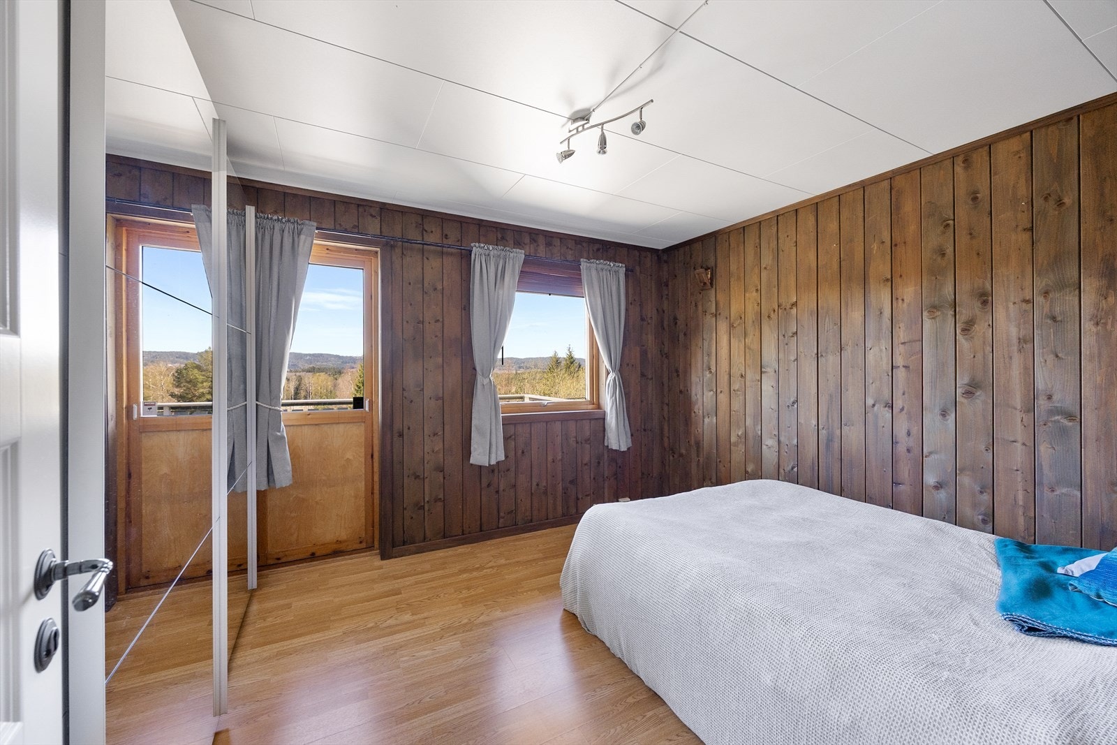 Hovedsoverommet i 1. etasje har egen veranda, og det er mye oppbevaring i en stor skyvedørsgarderobe med dels speilfronter. Galleribilde