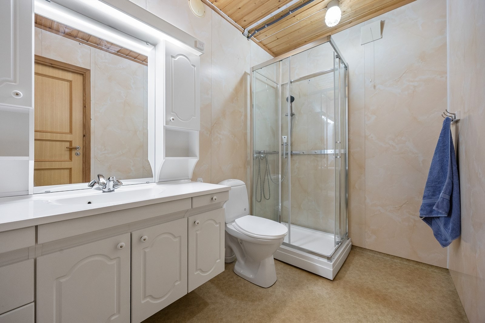 Badet i underetasjen har også dusjkabinett og toalett. Galleribilde
