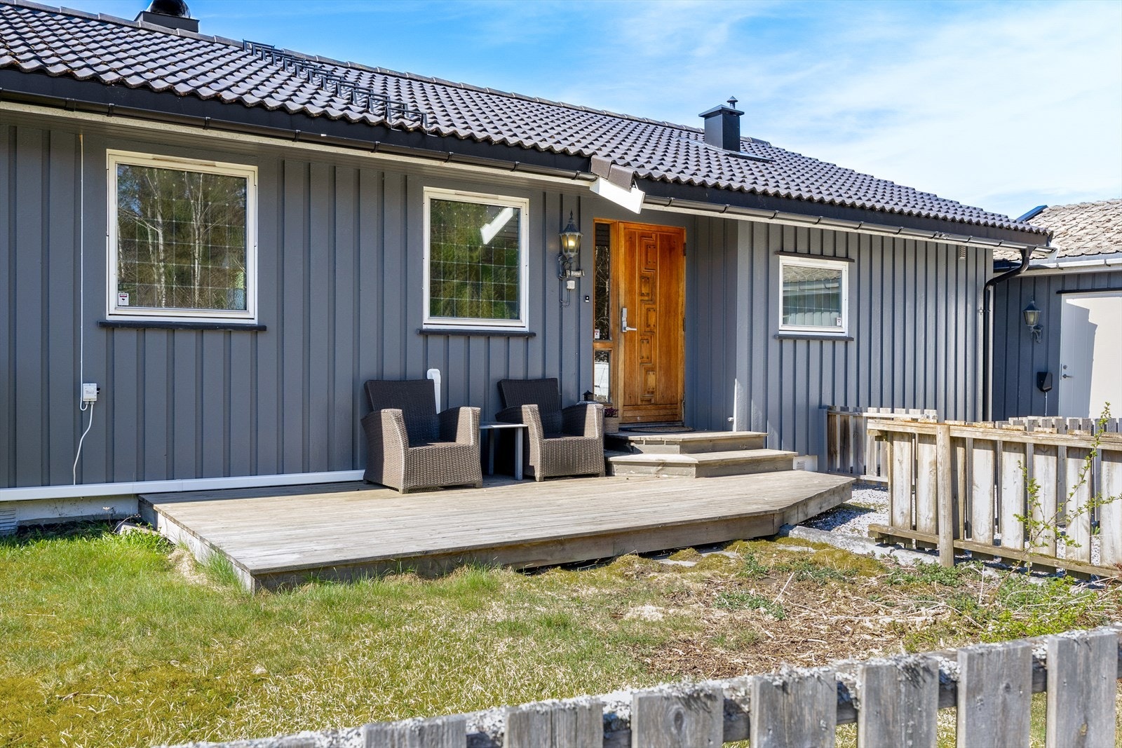 På fremsiden har boligen en inngjerdet hageflekk, en gruslagt gårdsplass og en trivelig markterrasse. Galleribilde