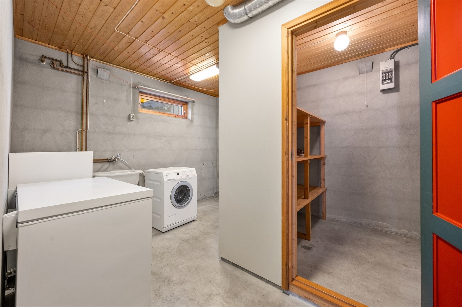 Tilliggende vaskerommet er det en praktisk bod med hyller. Galleribilde