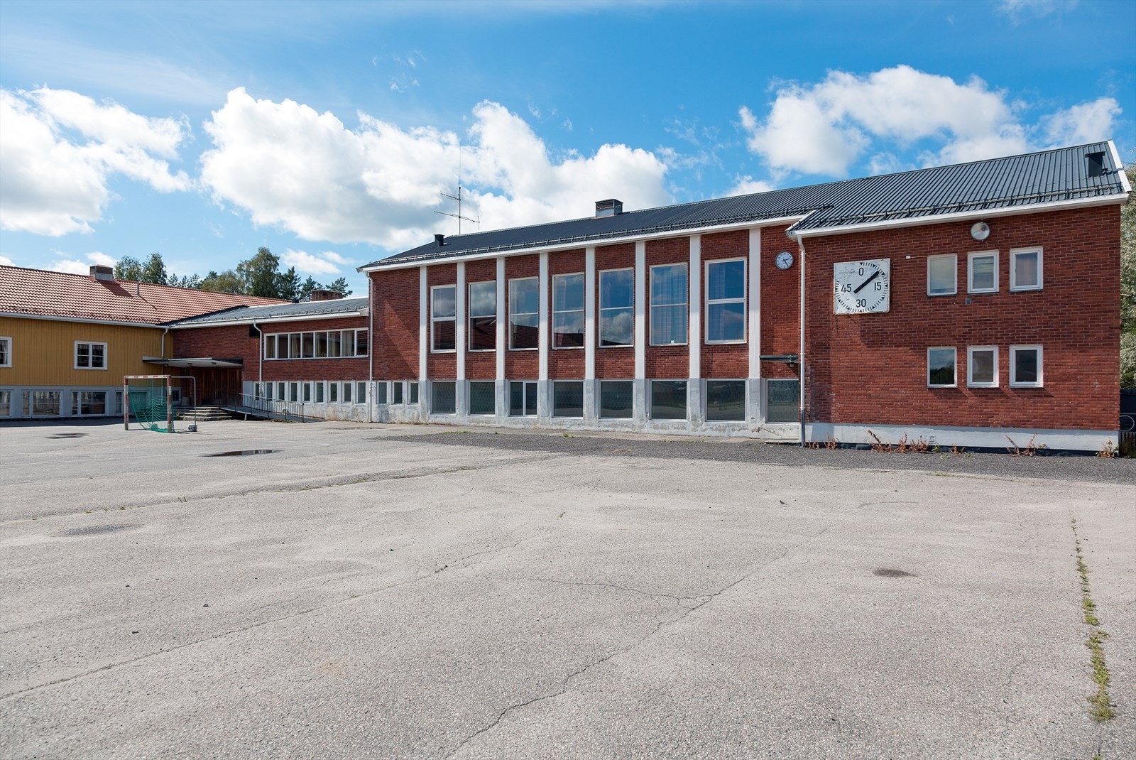 Bråte Skole ligger i sentrum, ca 1,2 km fra eiendommen. Bråte Skole er en 1-10 skole med sfo-tilbud. Galleribilde