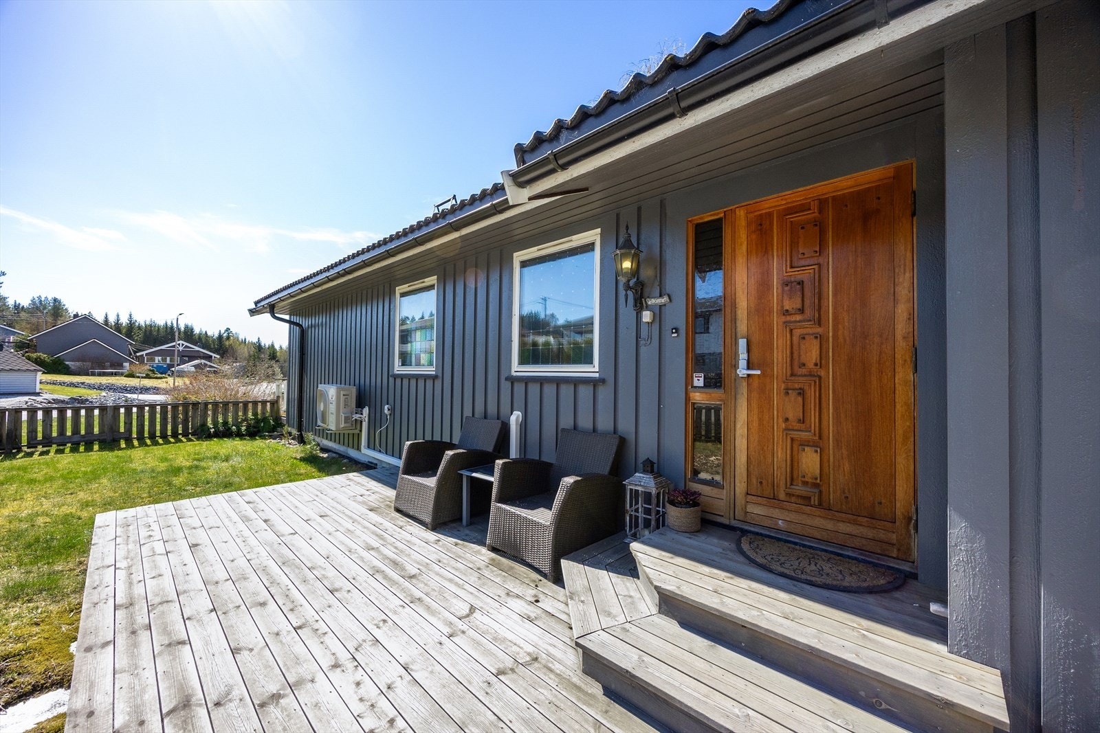 Velkommen inn i en innholdsrik enebolig over to plan, der innganger til begge etasjer gir god fleksibilitet i huset! Galleribilde