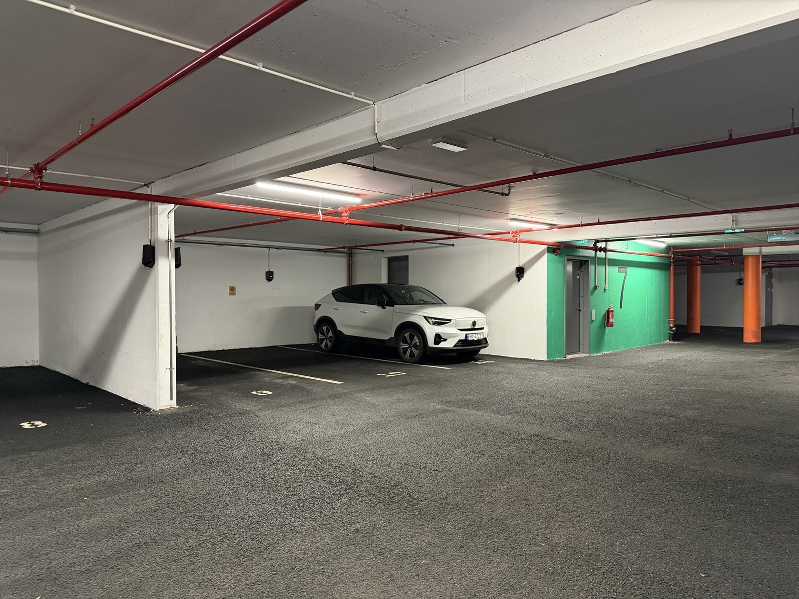 Garasjeplass med lader Galleribilde
