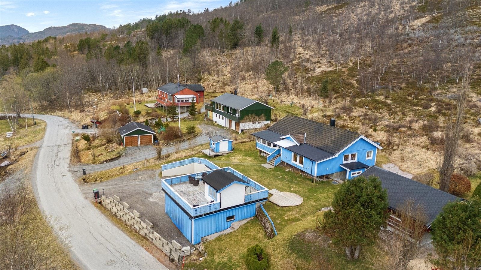 Gruset gårdsplass med gode parkeringsmuligheter Galleribilde