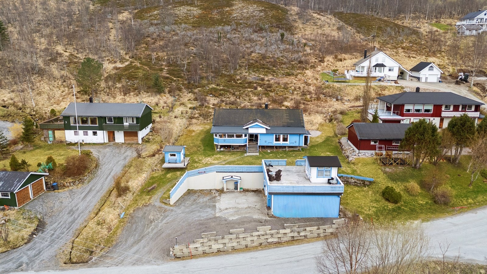 Oversiktlig tomt med landlig preg Galleribilde