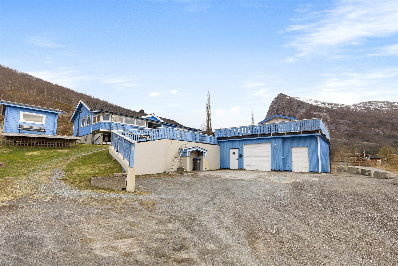 Boligen har garasje med god lagringsplass Galleribilde