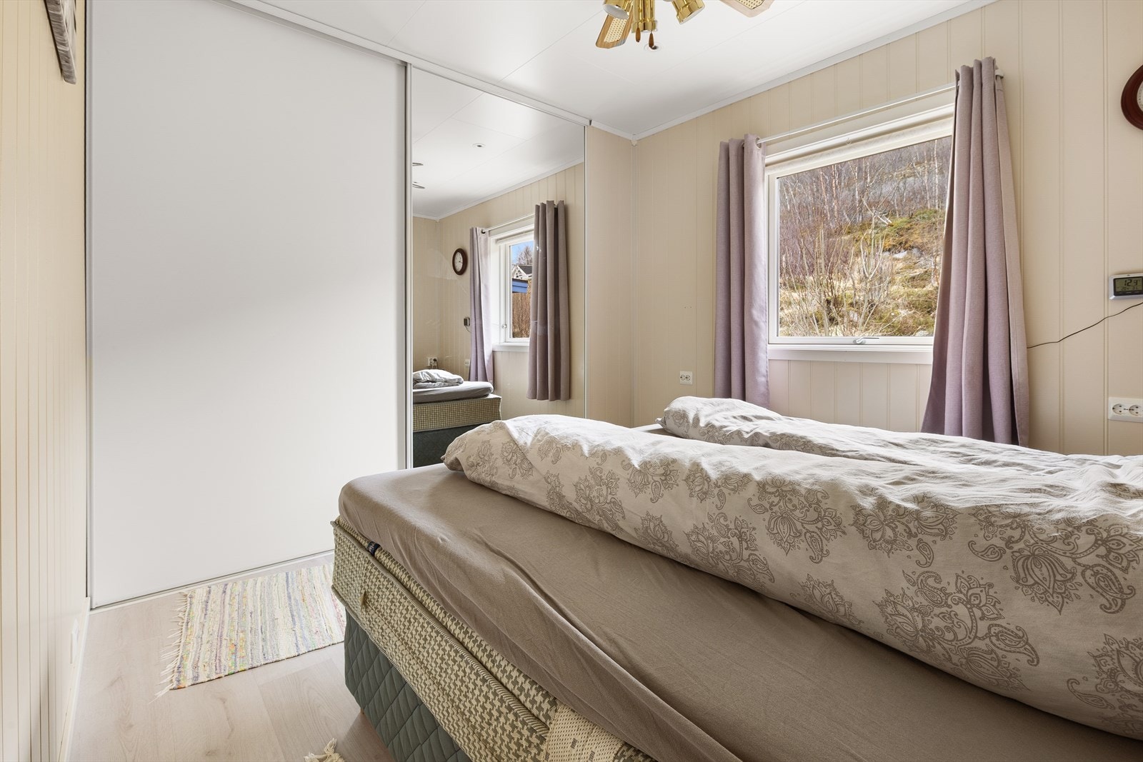 Soverommet har god plass til oppbevaring i garderobe Galleribilde