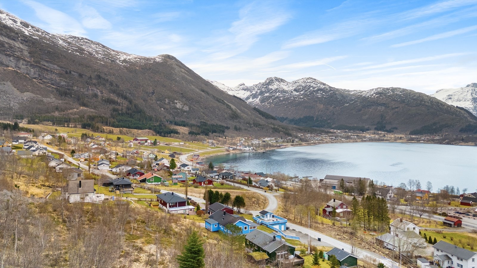Eiendommen ligger i rolige og naturskjønne omgivelser i Neverdal, med flotte solforhold gjennom dagen og fin utsikt Galleribilde