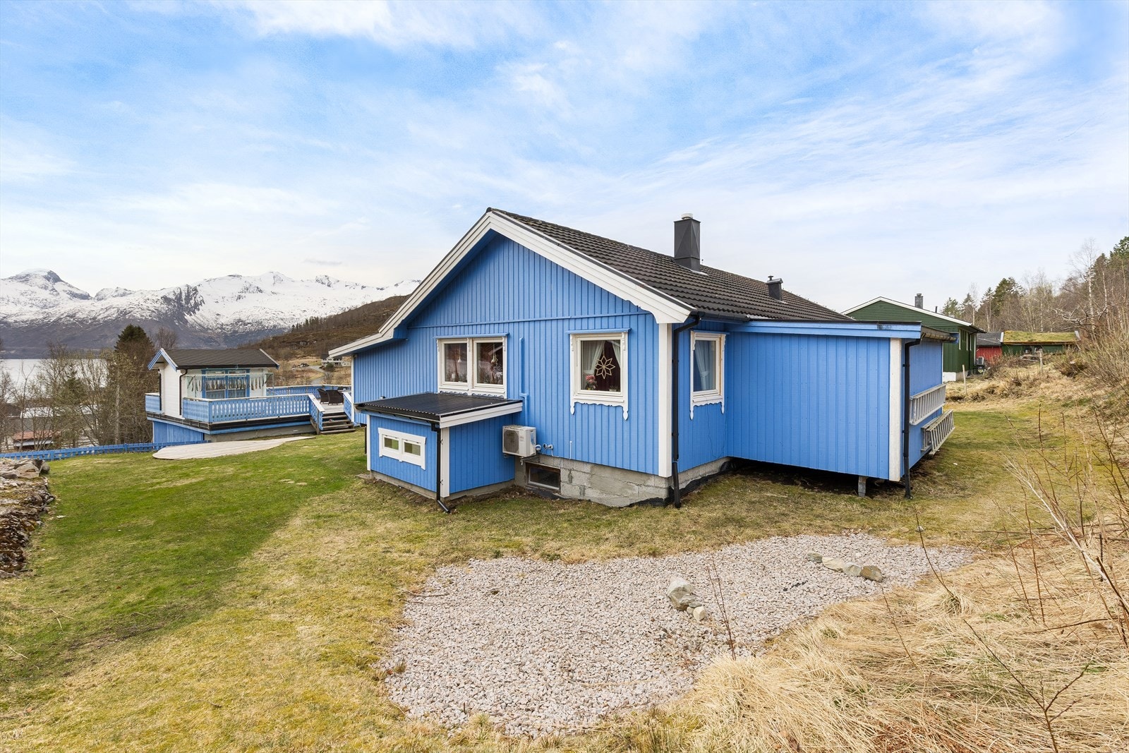Romslig tomt med gode solforhold gjennom dagen Galleribilde