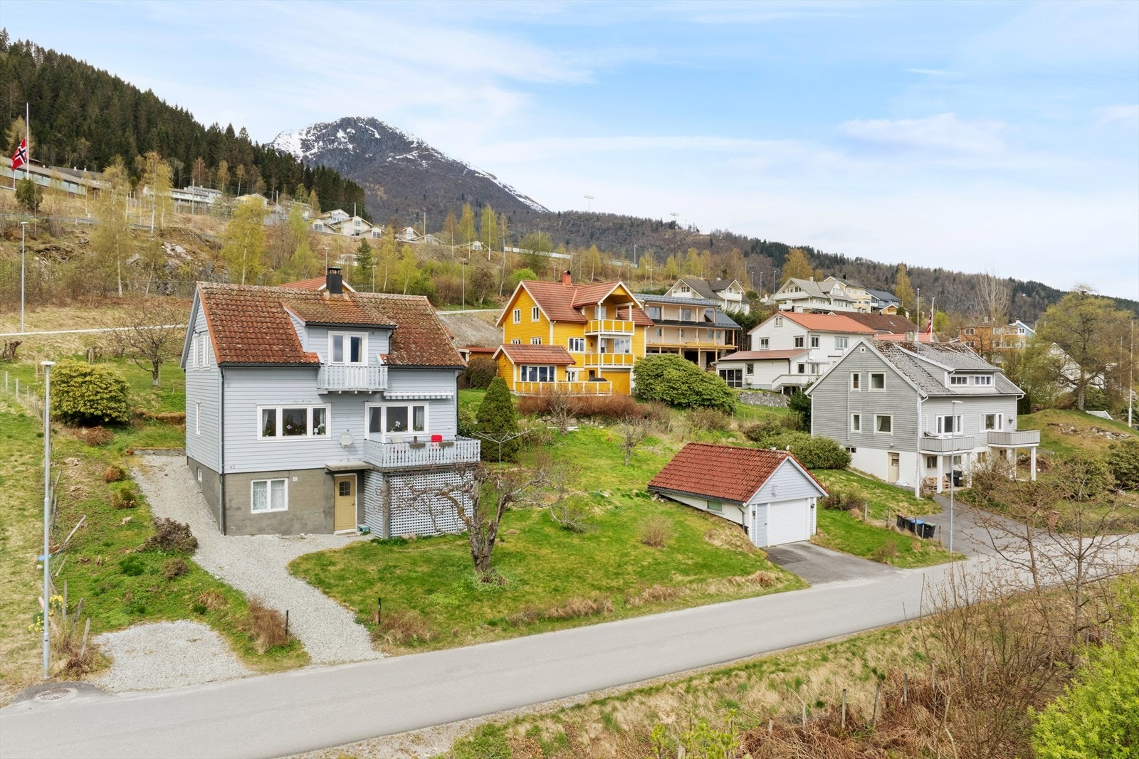 Velkommen til Lærargata 43! Ein triveleg og sjarmerande einebustad med fin beliggenheit i Balestrand. Galleribilde