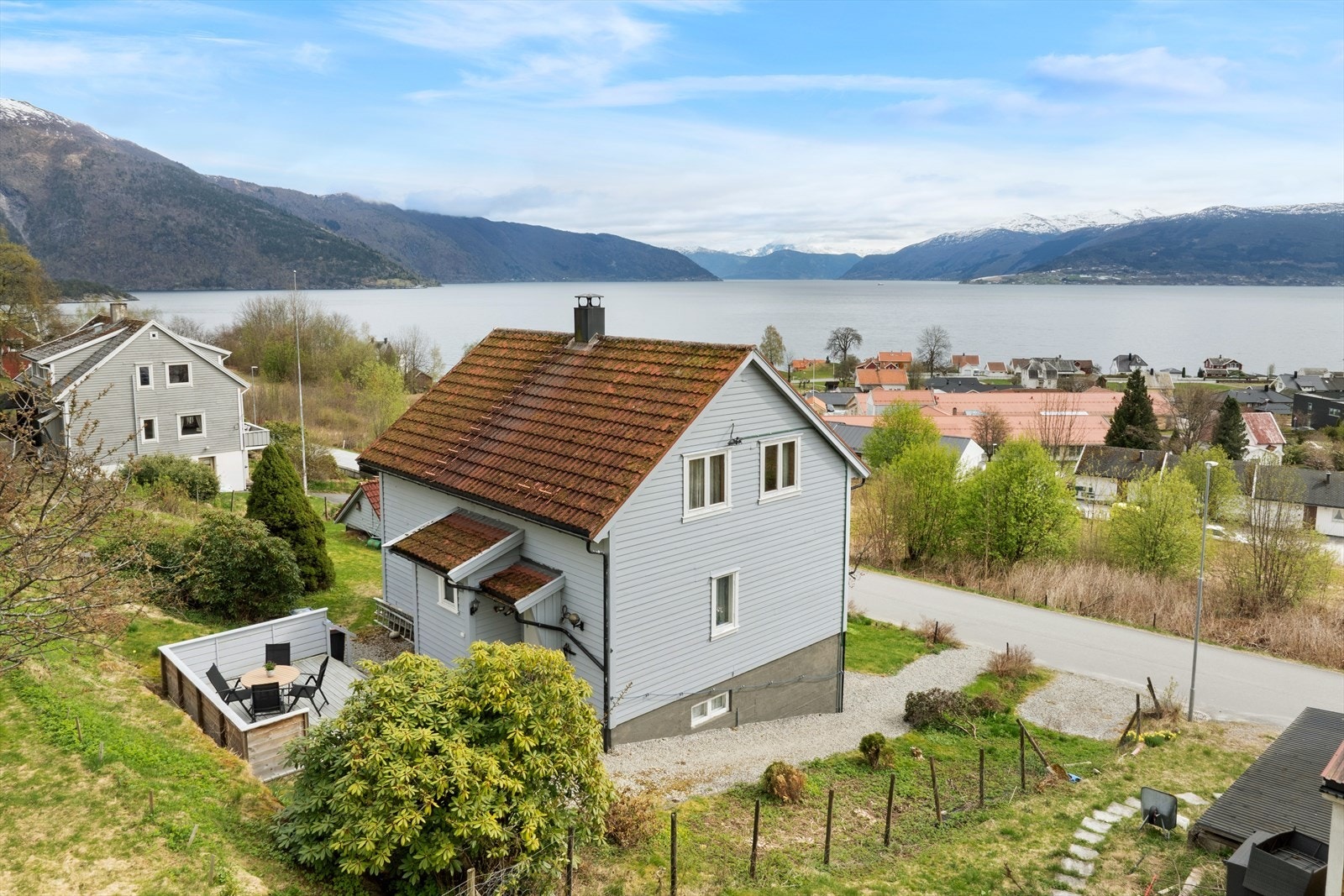 Her bur du i utkanten av Balestrand sentrum med gode solforhold og kort veg til butikkar og servicetilbod. Galleribilde