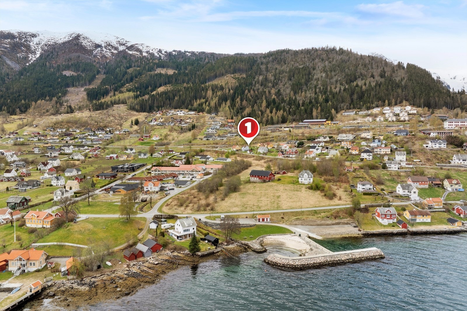 Eigedommen ligg høgt og fritt til med gode turmoglegheiter i skog og mark like i nærleiken. Galleribilde