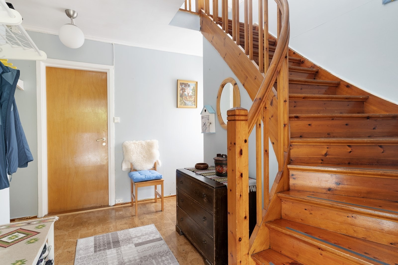 Velkommen inn - entré med plass til å henge frå seg yttertøy og sette frå seg sko. Galleribilde