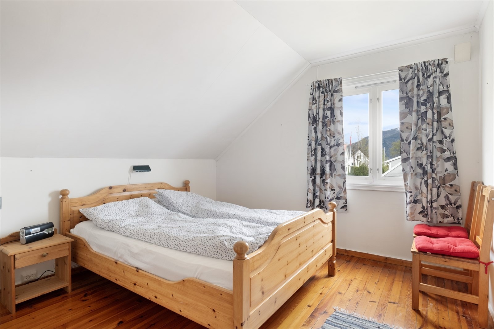 Loftsetasjen har fire soverom, alle med god plass til seng og garderobeløysingar. Galleribilde