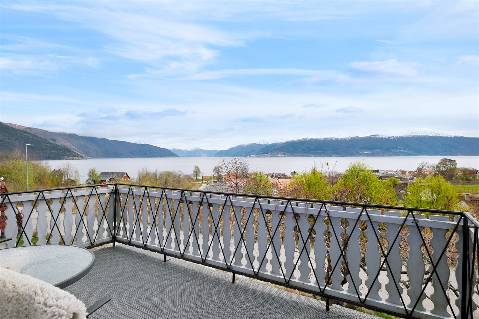 Tilkomst ut til veranda med vid utsikt over fjorden og nærområdet. Galleribilde