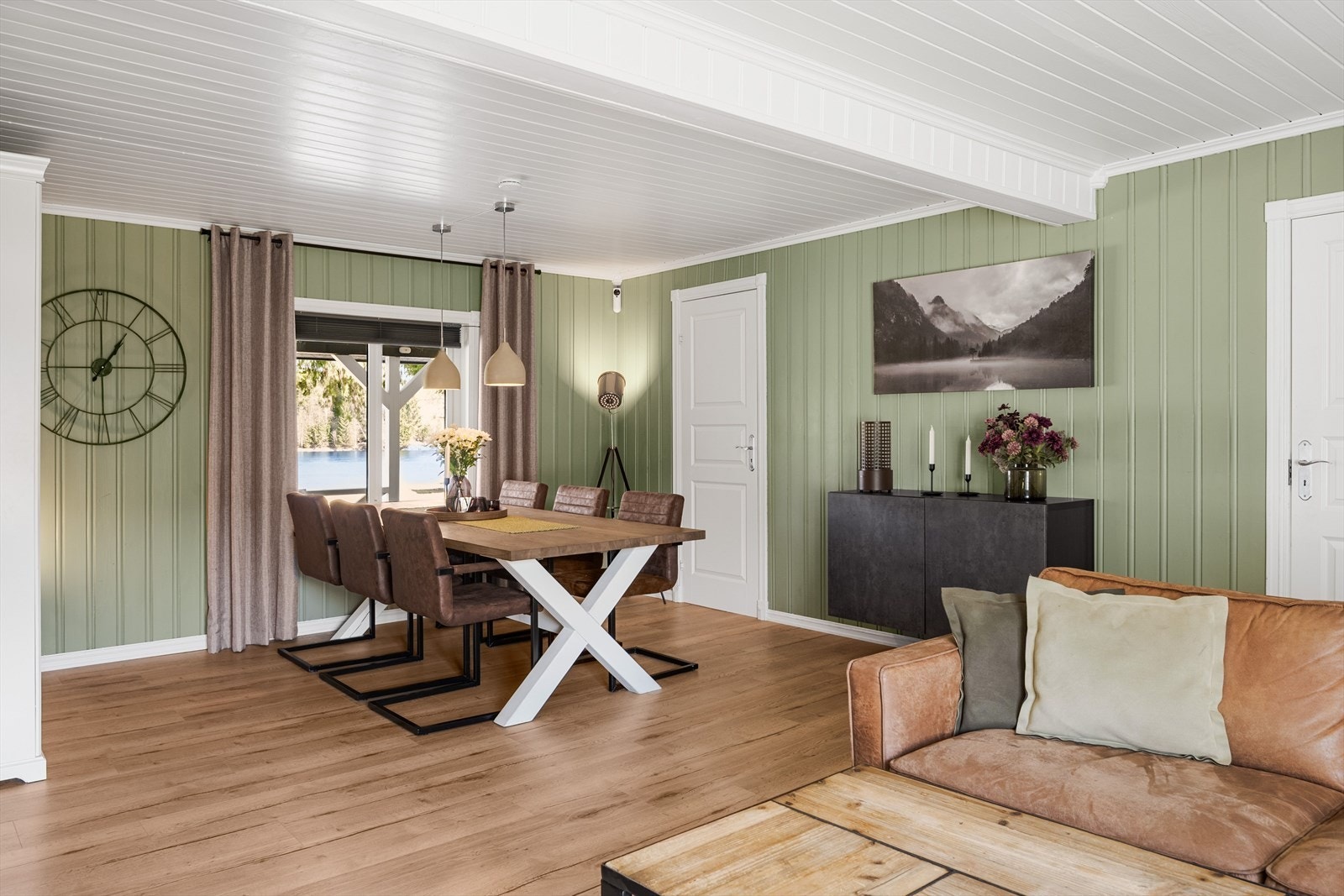 Innvendige overflater inkluderer laminatgulv og malte plater, kombinert med trepanel for en harmonisk stil. Galleribilde