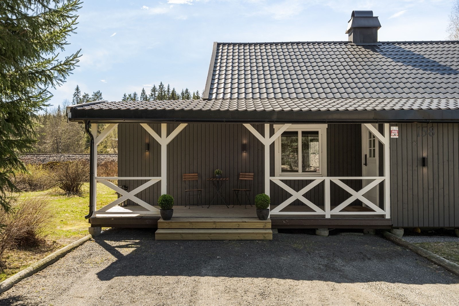 Overbygget inngangsparti med platting. Galleribilde