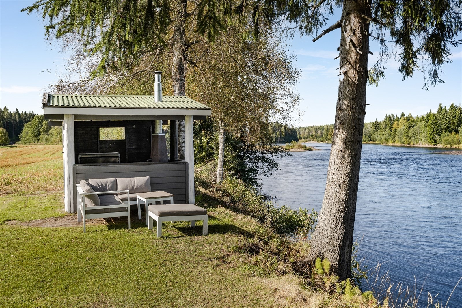Nærområdet har vakre naturomgivelser med skog og vann i umiddelbar nærhet. Galleribilde