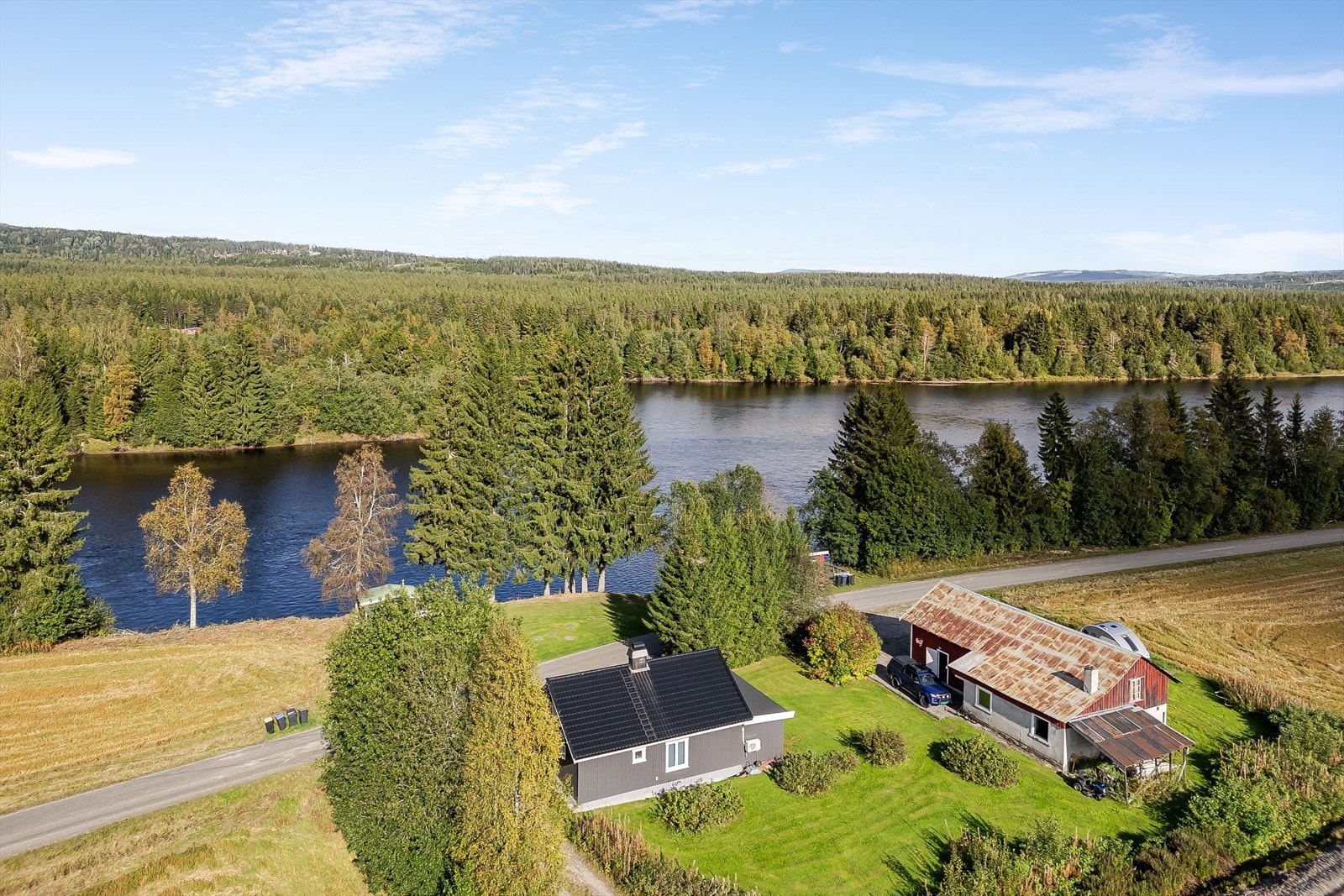 Velkommen til denne flotte eiendommen i Torgerstuvegen 158! Eiendommen ligger idyllisk til med utsikt over nærliggende vann og omgivelser. Fotograf: Bernat Tubau. Galleribilde