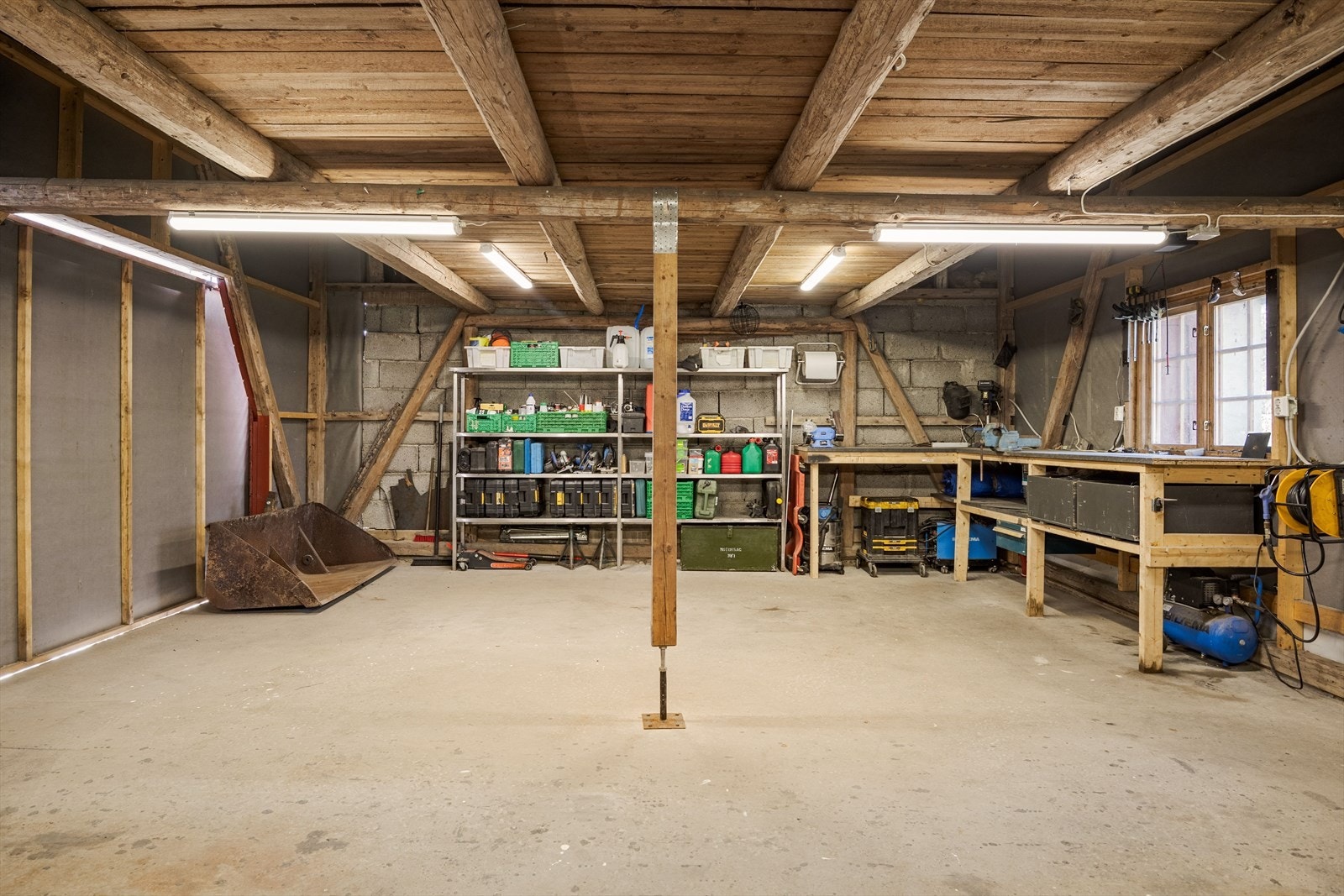 Eiendommen er også bebygd med en stor garasje/låve, praktisk for oppbevaring av verktøy og hageredskaper. Galleribilde