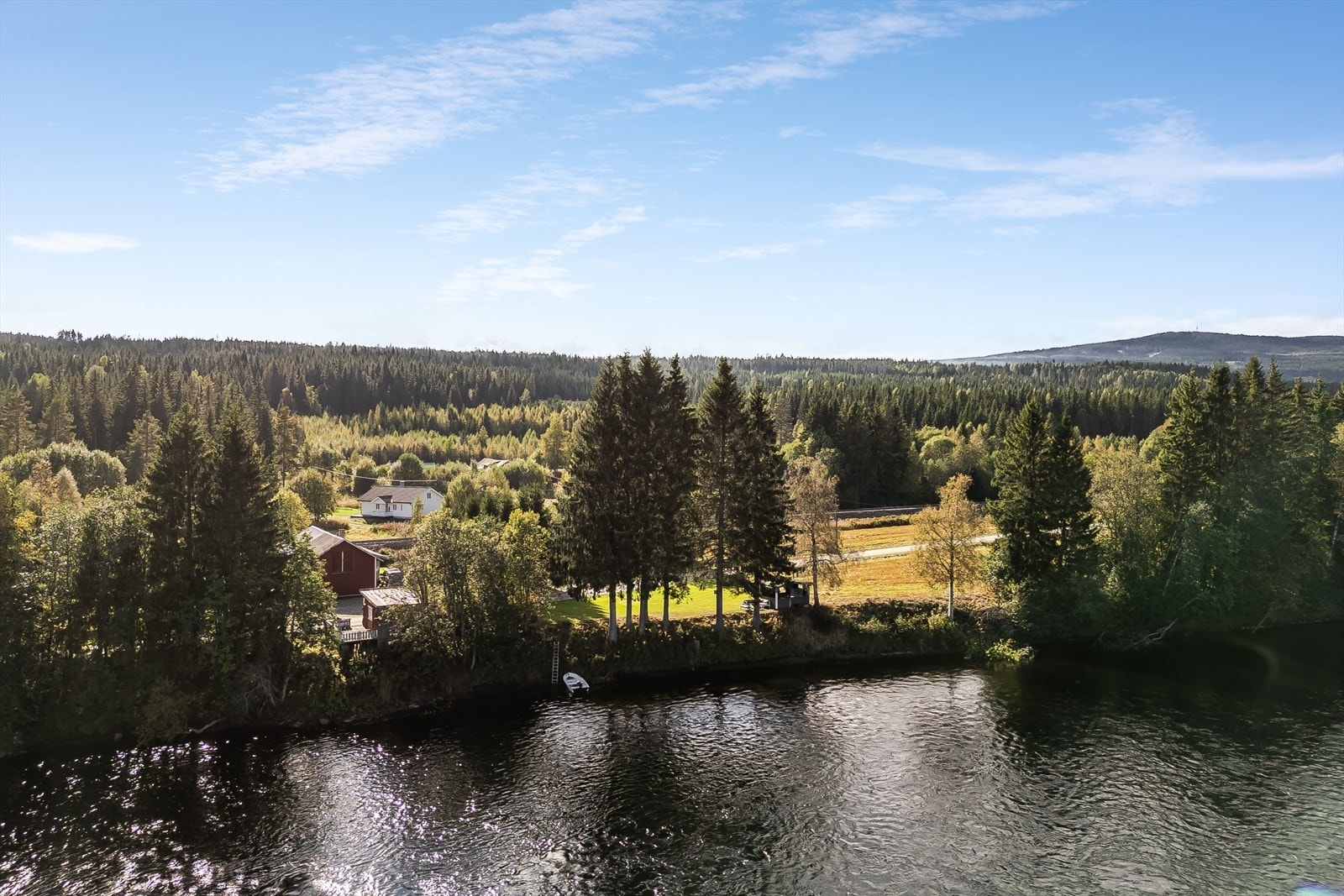 Elven gir en naturskjønn ramme rundt eiendommen med rolig og vakker utsikt. Galleribilde