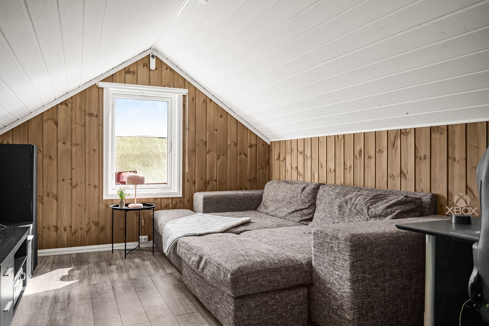 Koselig loftstue som kan benyttes som ekstra TV-stue. Perfekt for barnefamilier. Galleribilde