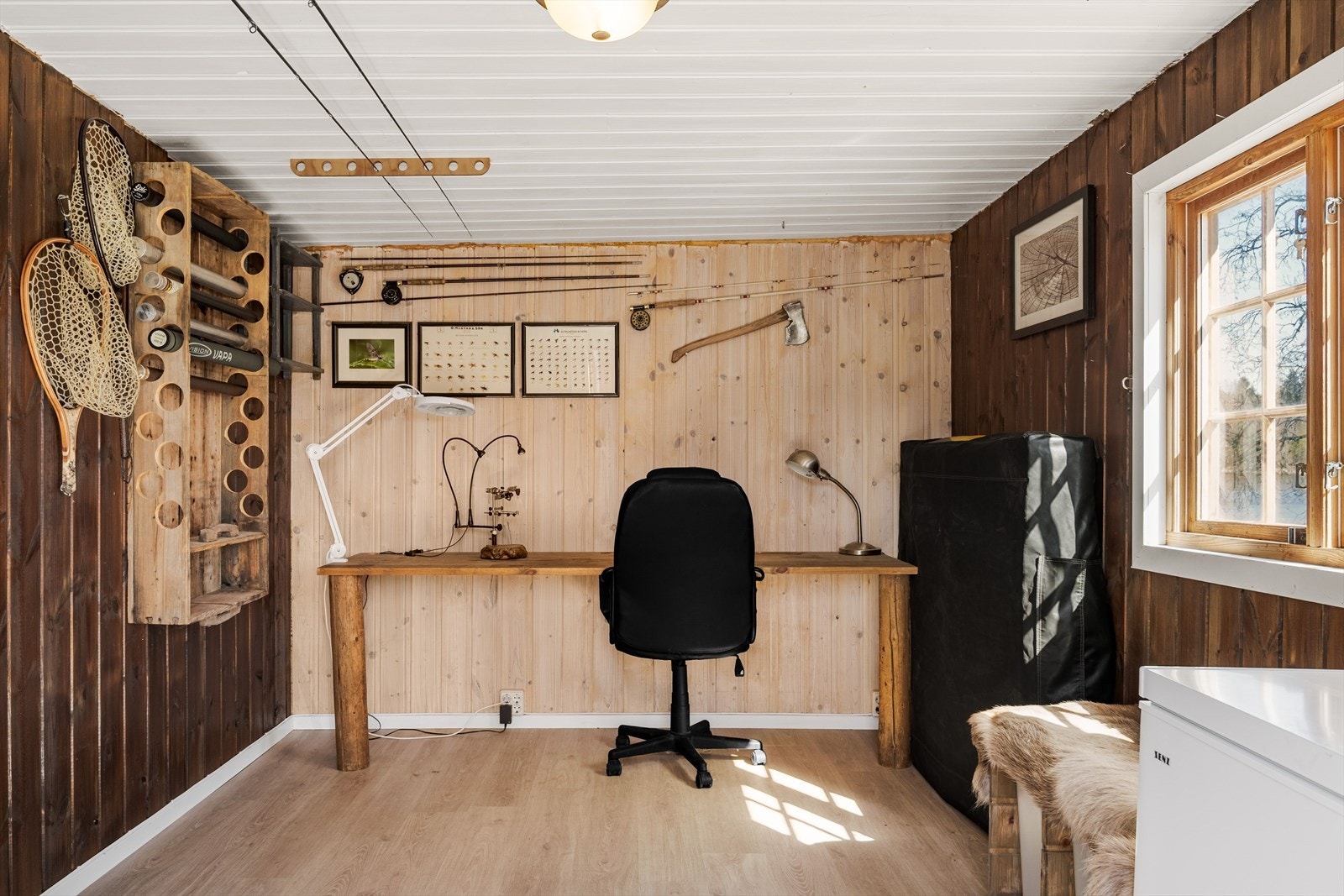 Praktisk rom i uthuset som kan benyttes som hobbyrom, kontor, oppbevaring etc. Galleribilde