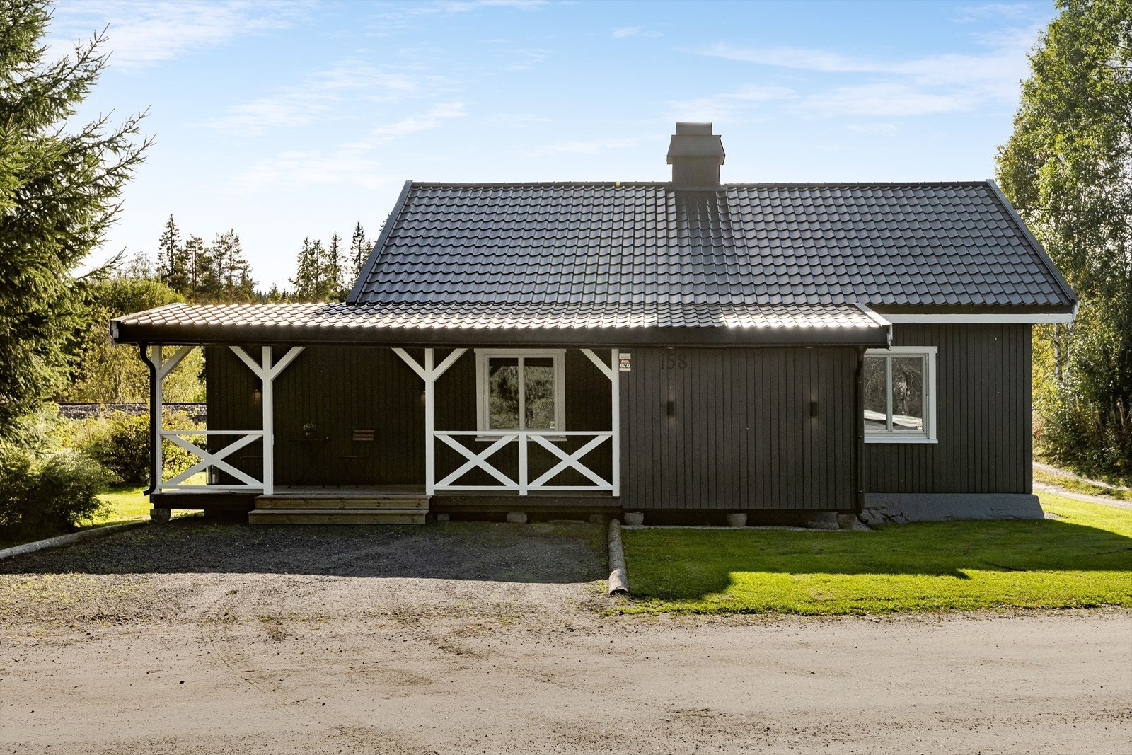 Det er ca. 12 min. kjøring til Vestad/Grindalsmoen fra eiendommen og ca. 15 min. til Elverum sentrum. Til Rena sentrum er det ca. 20 min. Galleribilde
