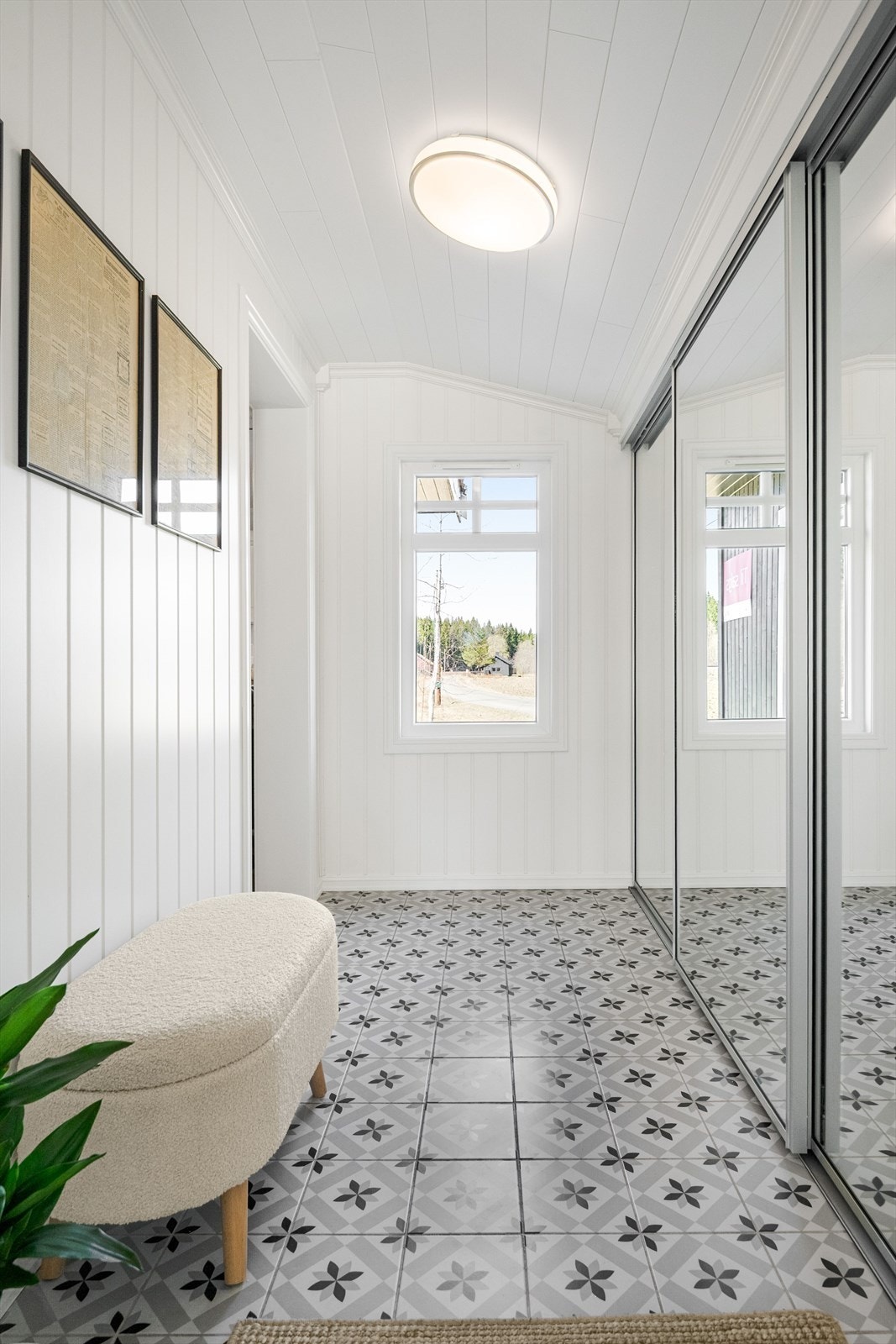 Vel inne i denne flotte boligen møtes du av en lys og pen gang med stor skyvedørsgarderobe. Galleribilde