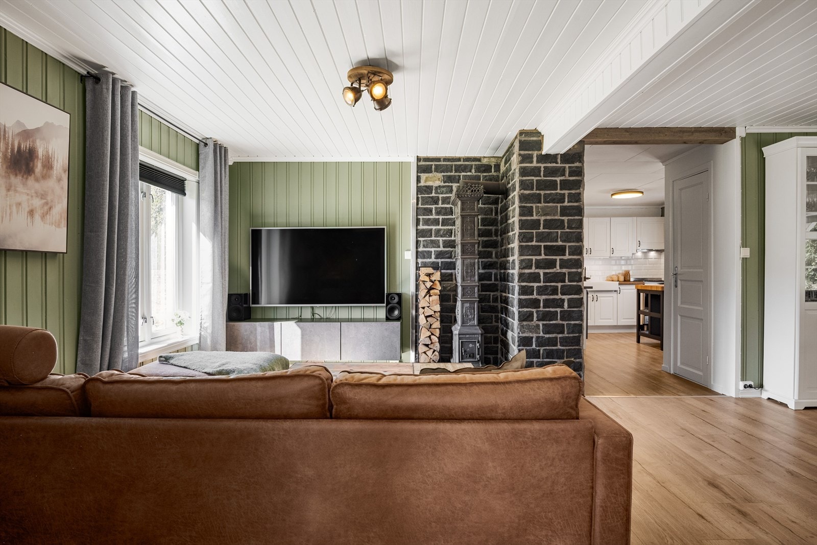 Fra stuen er det dels åpen løsning mot kjøkkenet. Galleribilde