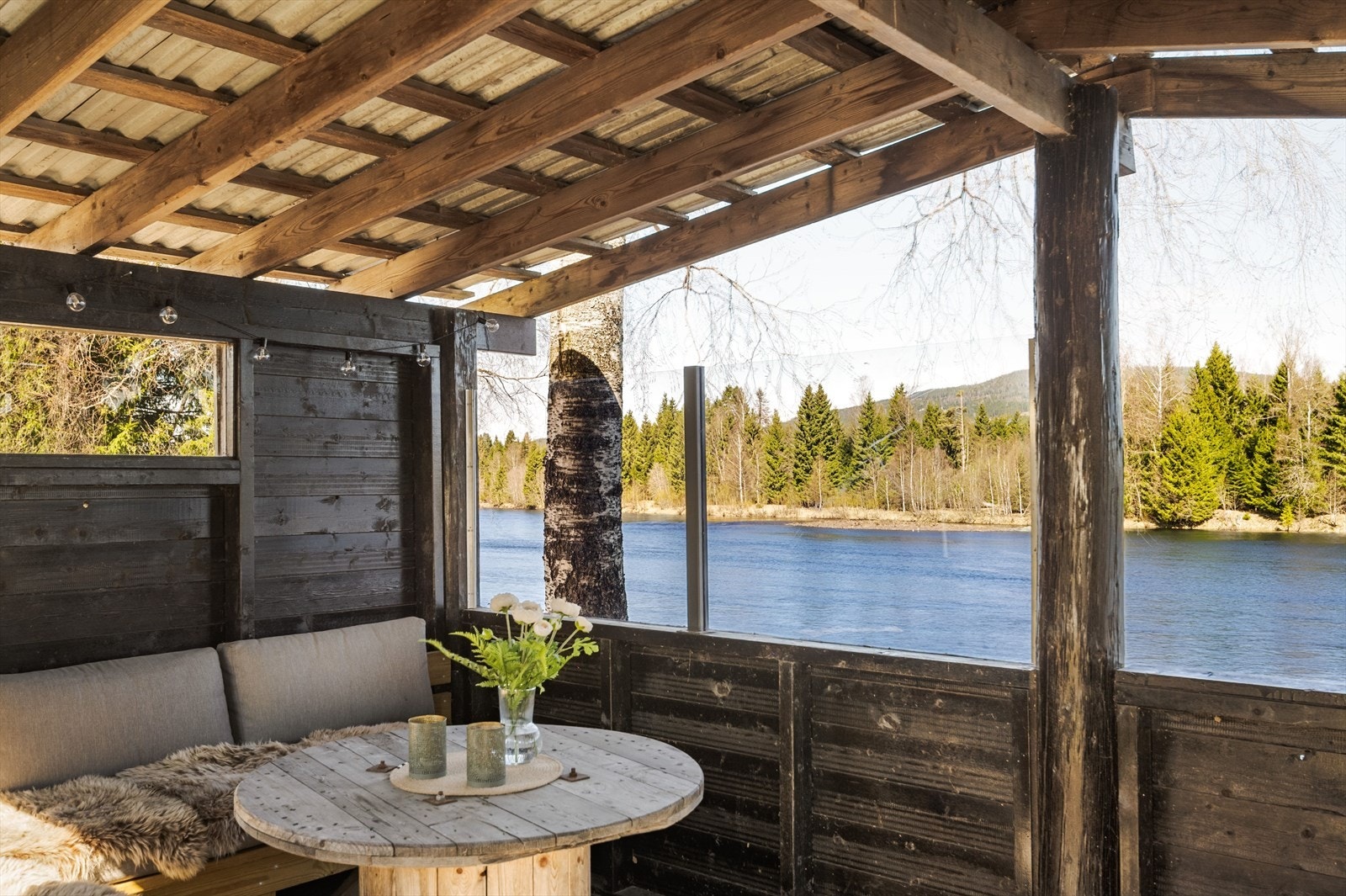 I lysthuset kan man virkelig nyte roen og den flotte utsikten! Galleribilde
