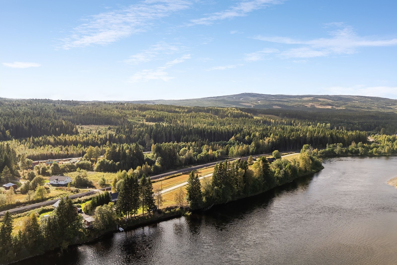 Som en del av eiendommen medfølger ca. 7,7 daa fulldyrka jord og ca. 11,7 daa produktiv skog. Galleribilde