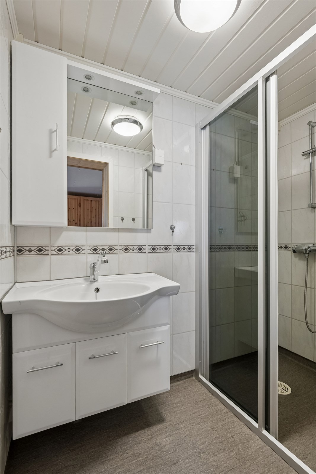Badet i kjelleren ble etablert i 2012 og har elektriske varmekabler i gulvet, baderomsplater på veggene og et dusjhjørne. Galleribilde