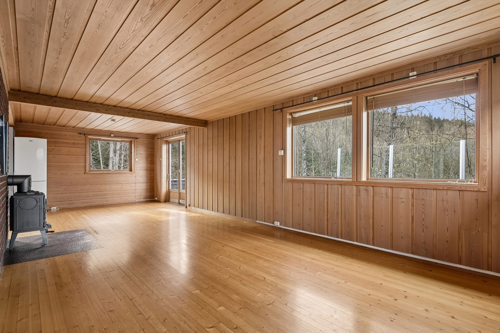 Trepanel på vegger og i himling gir rommet en varm og tradisjonell karakter. Galleribilde