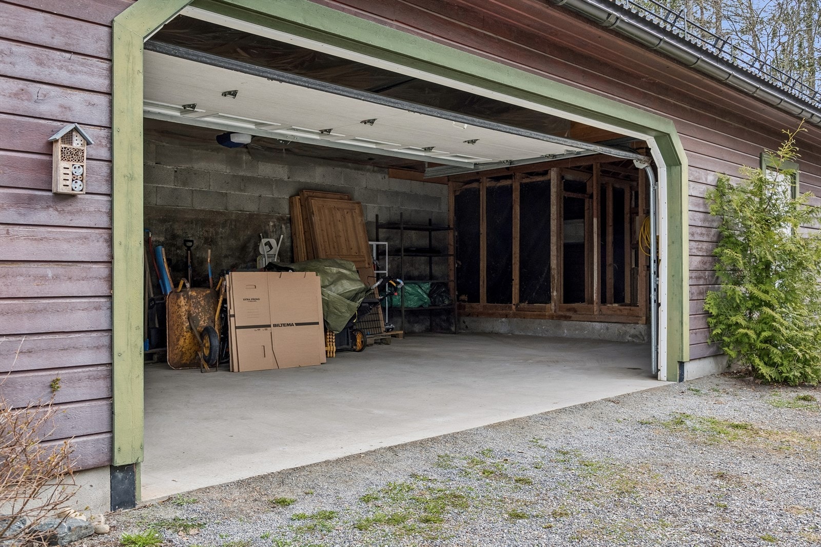 Garasjen i lagerbygget har støpt gulv og god plass til både bil og oppbevaring. Galleribilde