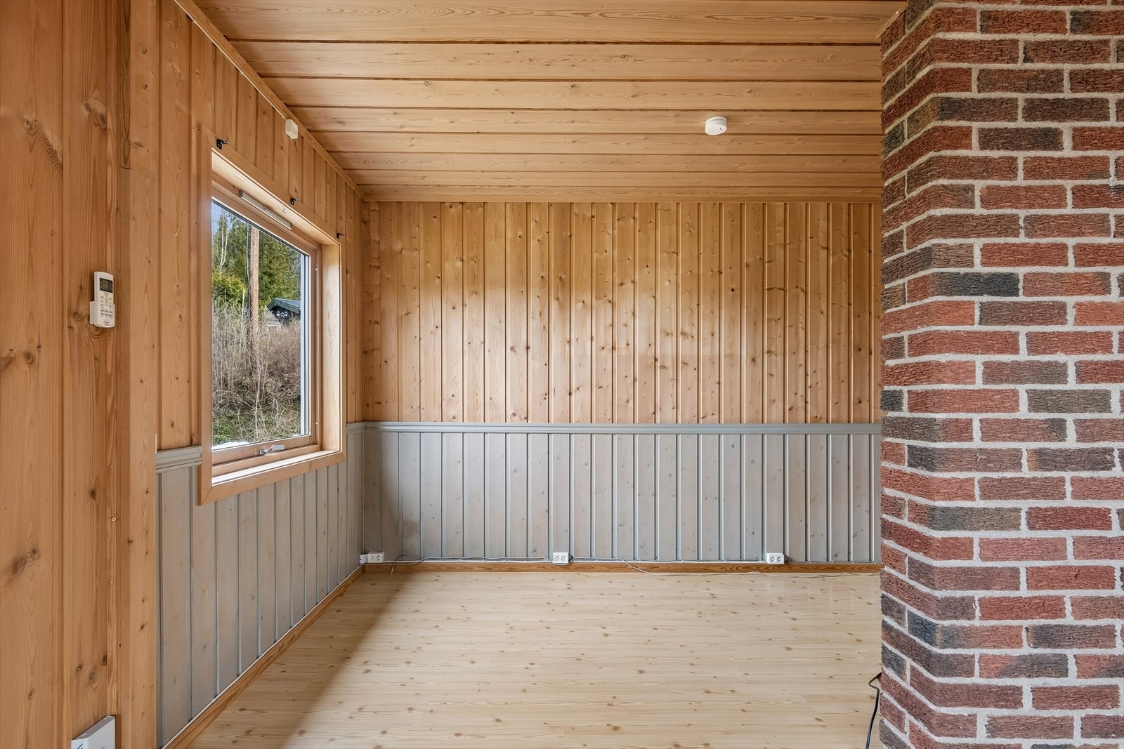 Stuen er romslig med gode møbleringsmuligheter. Innerste stuedelen har brystningspanel på veggene. Galleribilde