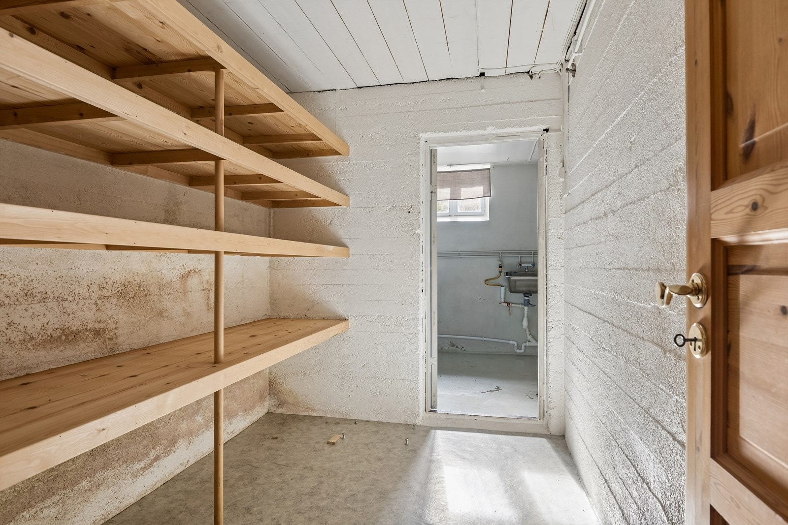 Fra boden er det inngang til vaskekjelleren, som har sluk og opplegg for vaskemaskin. Galleribilde