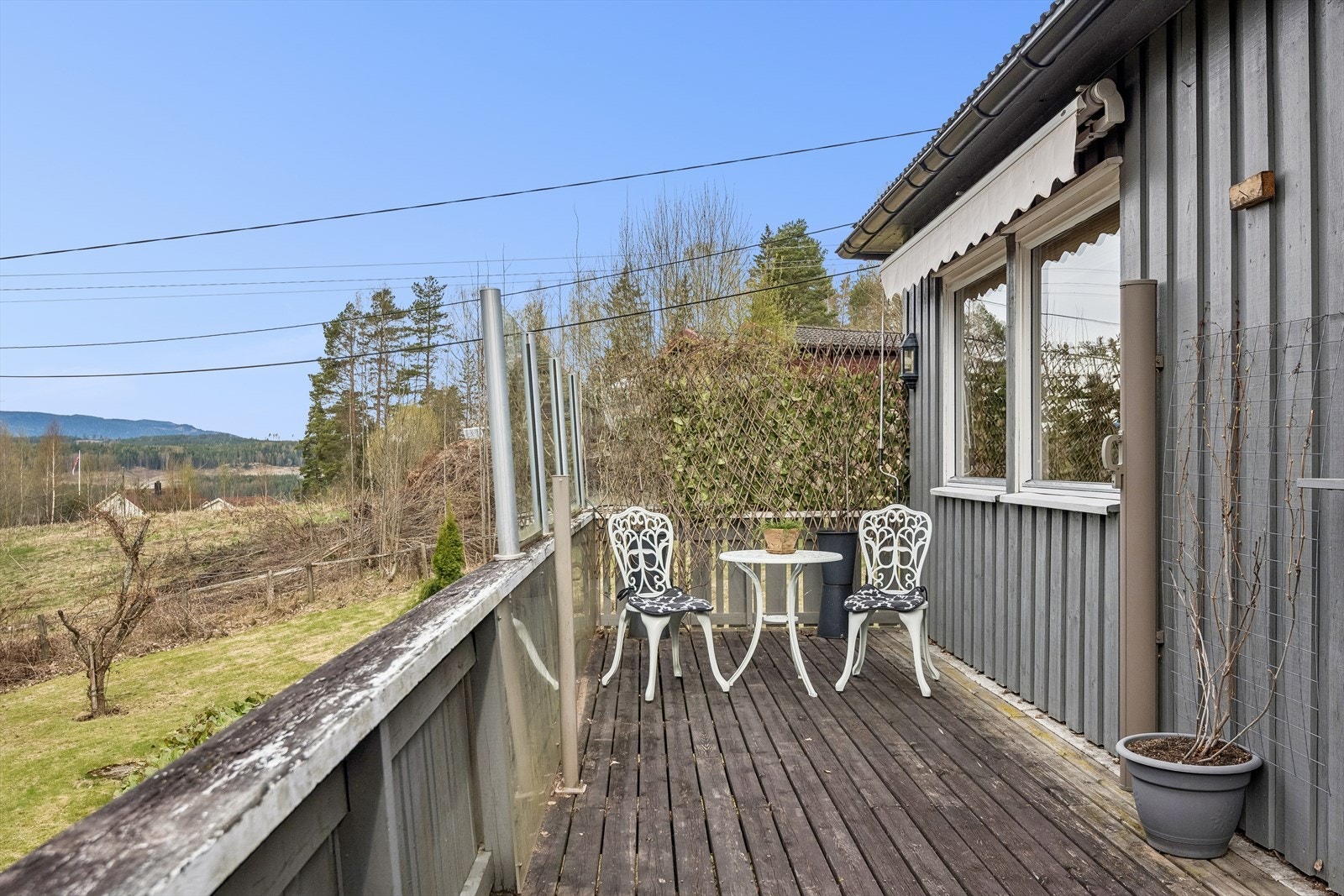 Terrassen er bygget i trekonstruksjoner og har god plass til en sittegruppe. Denne har betydelige skjevheter og råteskader. Galleribilde