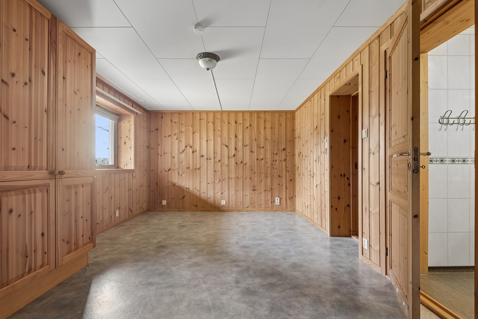 Stuen i kjelleretasjen har gulvvarme og gode møbleringsmuligheter. Galleribilde