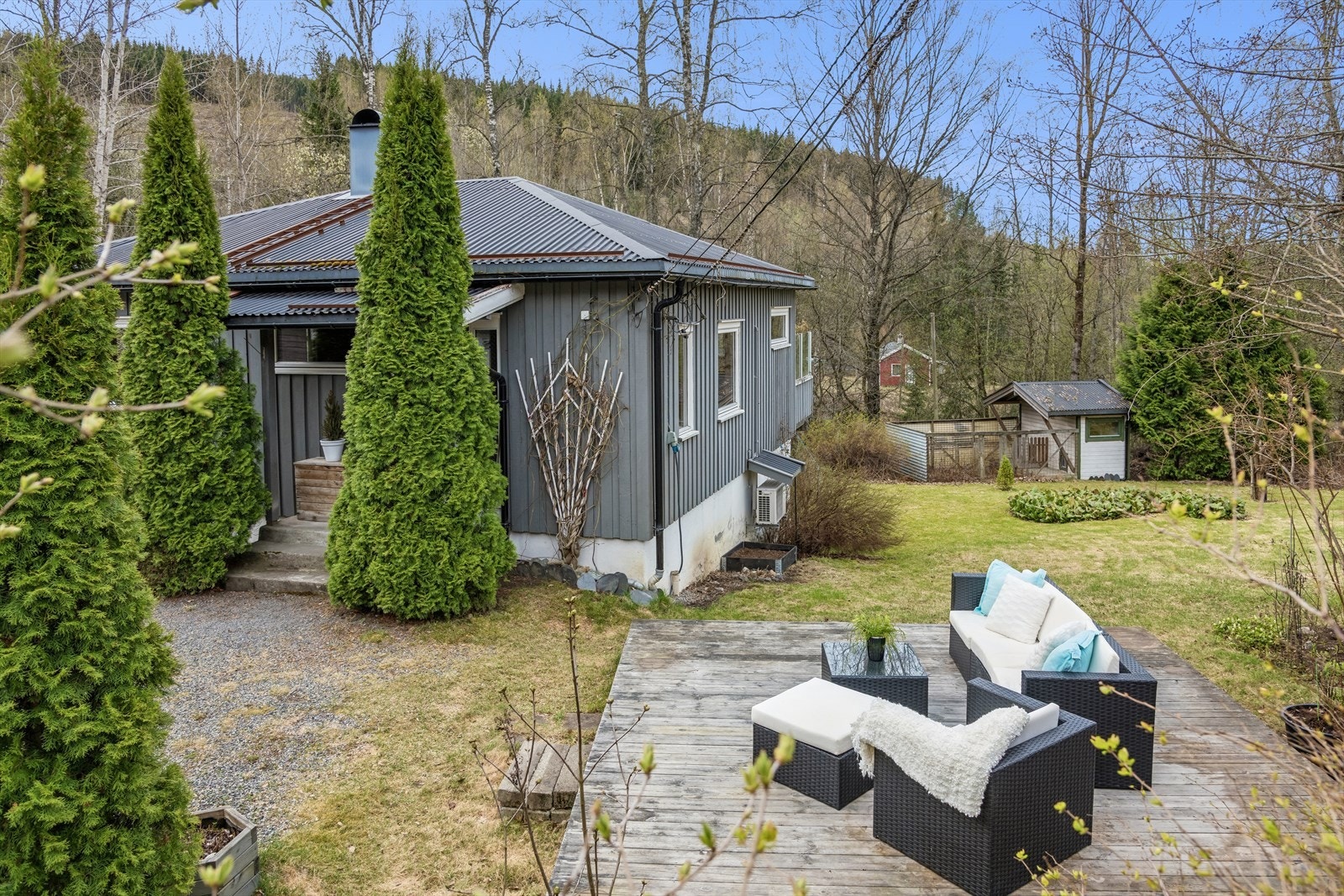 I hagen er det anlagt en platting i tre, som gir en ekstra uteplass på tomten. Galleribilde