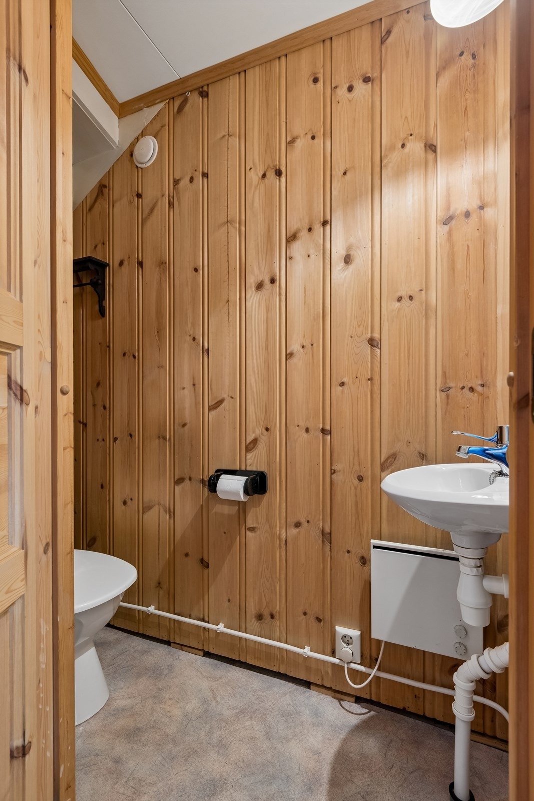 I tillegg til badet har kjelleretasjen et separat toalettrom med wc og servant. Galleribilde