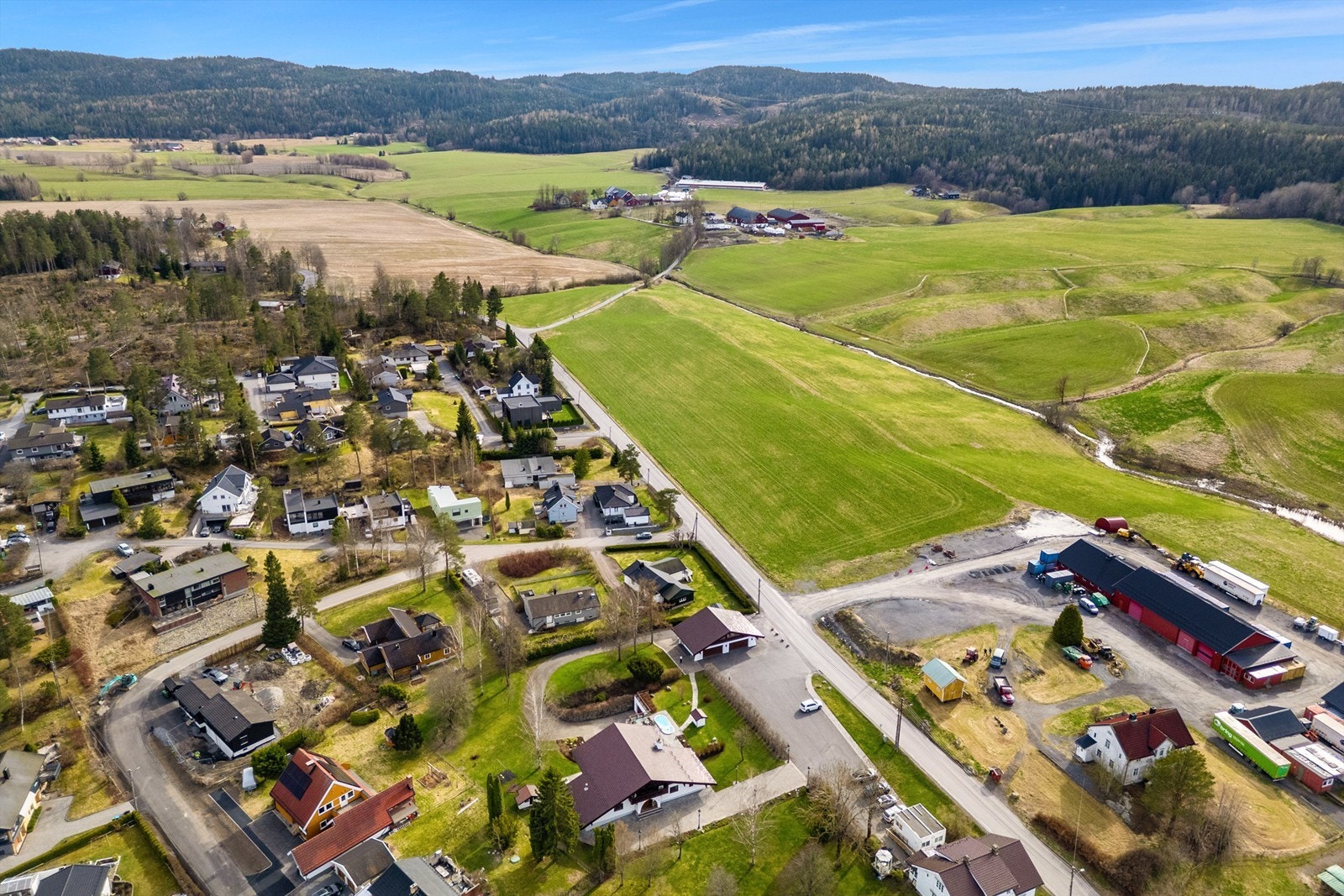 For de som trives i skog og mark, er det bare å gå over hovedveien og innover til Østmarka hvor det finnes utallige turstier både sommer og vinter. Galleribilde