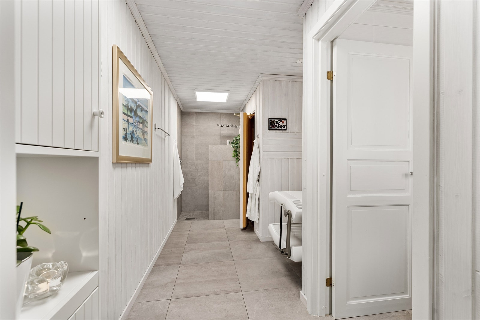 I hoveddelen av underetasjen finner man et eget velværeområde bestående av bad, separat wc og badstue. Badet ble oppgradert i 2016 og fremstår som romslig og funksjonelt Galleribilde