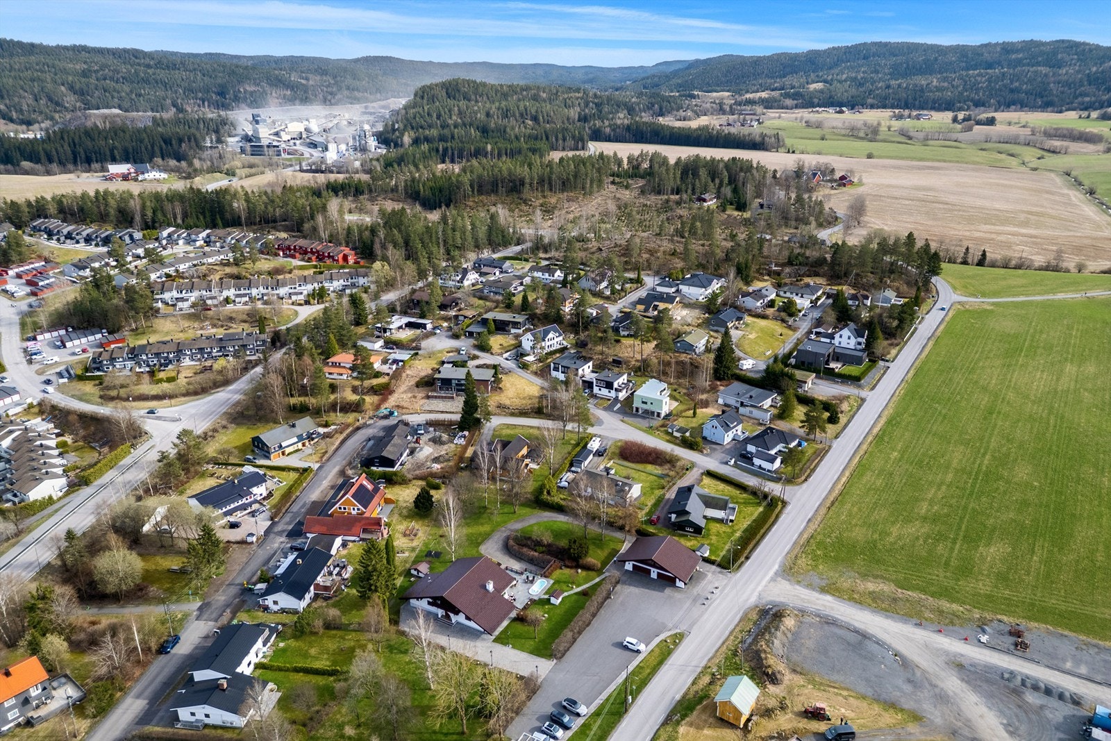 Losbyveien ligger i et landlig, samtidig sentralt område på Finstad i Lørenskog kommune.
Her finner man en landlig idyll med både småbruk og Østmarka tett på. Galleribilde