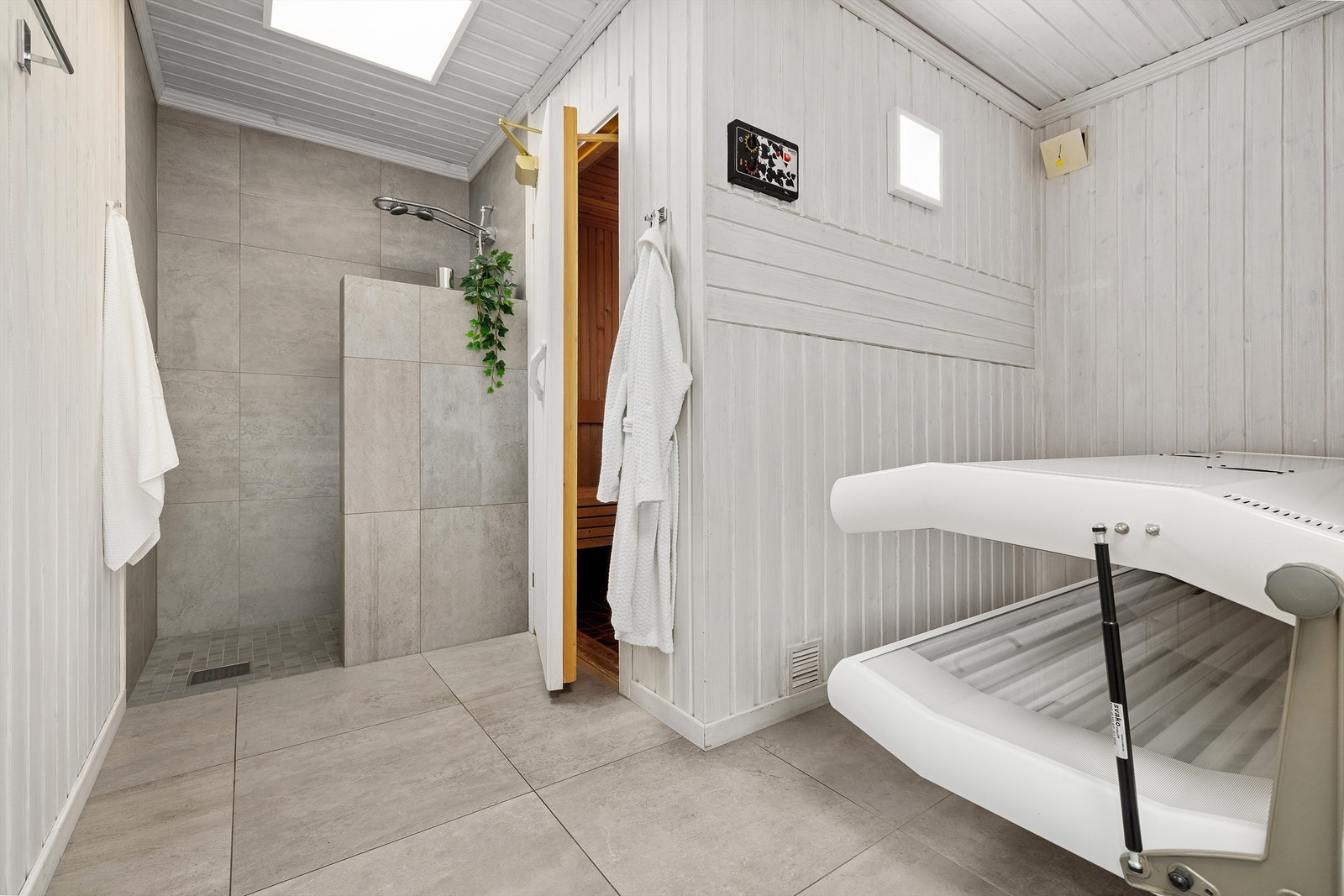 Badet med dusj, eget toalettrom, rom for solarium og badstu. Her mangler det ingenting for en avslappende god dag Galleribilde